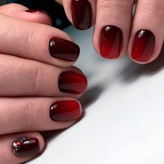 Gradient Short Nails, Ombre Dark Red Nails, Short Red Ombre Nails, Red And Black Gradient Nails, Short Gradient Nails, Short Nail Aesthetic Designs, Red Ombre Nails Short, Nail Designs Blue Ombre