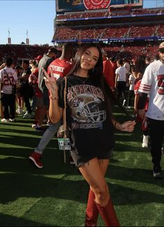 Niners Outfit Women, Football Game Outfit Black Women Nfl, Sports Wife Outfit, Summer Nfl Game Outfit, 49ers Football Game Outfit, Nfl Womens Outfits, 49ers Outfit Women Fashion, Football Women Outfits, 49ers Outfit Women Winter