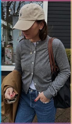 Ralph Lauren Hat Outfit, Black Trousers Outfit Casual Classy, Blundstone Fashion, Japan Hiking, Outfits With Grey Cardigan, Cap Outfits For Women, London Fits, European Fall, Stockholm Outfit