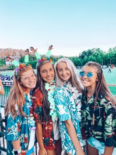 Halloween Hawaiian Costumes, Hawaiian Fnl Theme, Hawaiian Halloween Costume, Hawaiian Theme Outfit, Fnl Outfits, Hawaiian Themed Outfits, Hawaiian Costume, Girl Group Halloween Costumes, Fb Games