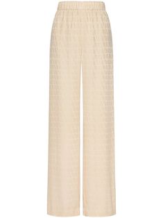 Valentino Ready To Wear light beige silk signature Optical Valentino print high-waisted elasticated waistband two side slit pockets two rear patch pockets wide leg The full look includes Valentino Garavani accessories. Valentino Print, Valentino Ready To Wear, Stone Island Clothing, Pale Beige, Valentino Clothing, Beige Silk, Silk Trousers, Valentino Women, Full Look