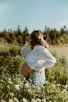 Dreamy maternity photoshoot, field, flowers, golden hour, sunset. Pregnant Lady Photoshoot, Pumpkin Head Maternity Shoot, Pregnant Progress Pictures, Maternity Photography Belly Showing, Cute Maternity Pictures With Husband, Maternity Session With Flowers, Maternity Photography Outdoors Spring, Maternity Photography Summer Outdoor, Maternity Photo Prompts