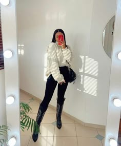 Outfits de invierno para tus botas vaqueras | Es la Moda Cowboy Boots Outfit Leggings, Black Cowgirl Boots Outfit Fall, Outfit Bota Vaquera, Outfit Con Cowboy Boots, Long Cowboy Boots Outfit, Botas Cowboy Mujer Outfit