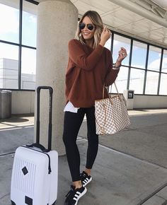 Comfy Airport Outfit, Travel Fashion Airport, Airport Travel Outfits, Airplane Outfits, Comfy Travel Outfit, Fashion Travel Outfit, Travel Outfit Plane, Look Legging, Comfy Travel