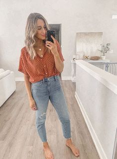 Easy Boho Outfits Casual, Madewell Style Summer, Workshop Outfit Casual, Neutral Tone Outfits Women, Casual Family Pictures Outfits Summer Jeans, Wisconsin Summer Outfits, Summer Outfits Small Chest, Mom Casual Outfits Spring, Minimalist Mom Outfits