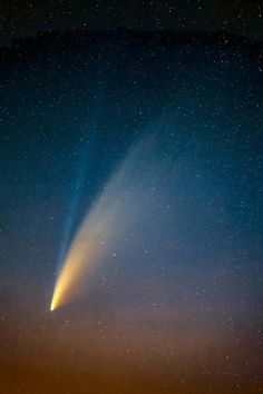 an image of a comet in the night sky