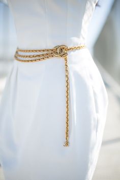 White Dress Gold Accessories, Chain Belt Outfit, Gold Chain Belt, Chain Dress, Gold Belts