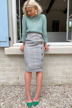 Career Woman Fashion, Mint Sweater, Skirt Diy, Skirt With Buttons, Grey Pencil Skirt, Skirts Midi High Waisted