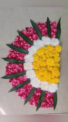 Rangoli From Flower Petals, Rangoli From Flowers, Rangoli Flower Design, Onam Pookalam Design, Flower Rangoli Designs, Pookalam Design, Simple Flower Rangoli, Flowers Rangoli, Home Flower Decor