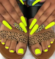 Nail Art With Yellow Polish, Very Bright Nails, Short Neon Nail Designs, Neon Yellow Nails Short, Nails Cateye, Cateye Nails