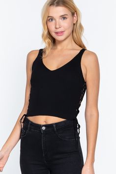 Stay on-trend and look stylish with this must-have black sleeveless v neck crop top designed with ruched sides and crafted with a luxurious blend of 70% rayon and 30% polyester. perfect for street and urban fashion. Wholesale T Shirts, Classic Sweater, Chic Sweaters, Detailed Sweater, Thrift Fashion, Knitted Top, Moda Vintage, Fashion Tips For Women, Knit Crop Top