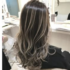 Korean Blonde Highlights, Skunk Highlights Dark Brown, Highlight Ash Grey, Dark Brown Hair With White Highlights, Korean Highlights Hair Color, Blonde Highlights On Dark Curly Hair, Ash Highlights For Dark Brown Hair, Platinum Highlights On Brown Hair, Dyed Asian Hair