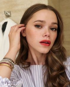 The 5-Min Parisian Makeup Hack – Verie by Valeria Lipovetsky Chanel Makeup Looks, Parisian Makeup, French Makeup, Valeria Lipovetsky, Visiting Paris, Minimalist Makeup, Makeup News, Chic Makeup, Podcast Host