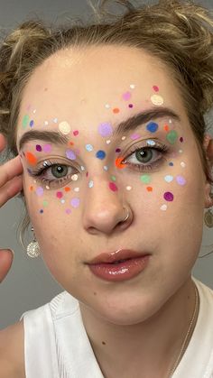 Colorful Freckles Makeup, Balloon Makeup, Karneval Inspiration, Neon Face Paint, Easy Face Painting Designs, Festival Face Paint, Circus Makeup, Make Carnaval