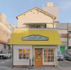 lemon pie shop with cars parked in front