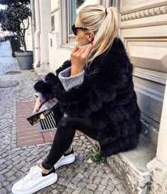 Comfortable Winter Outfits, Black Fur Coat, New York Outfits, Look Rock, Casual Winter Outfits, Outfit Goals, Girly Outfits, Winter Fashion Outfits, Mode Inspiration