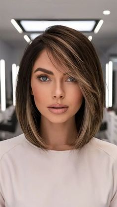 Mittellanges dunkelbraunes Haar Balayage für den Herbst Ideas For Dark Brown Hair, Subtle Caramel Highlights, Dark Ash Brown Hair, Ash Brown Hair Balayage, Brown Auburn Hair, Fall Balayage, Dark Brown Hair Balayage, Auburn Balayage, Balayage Ideas