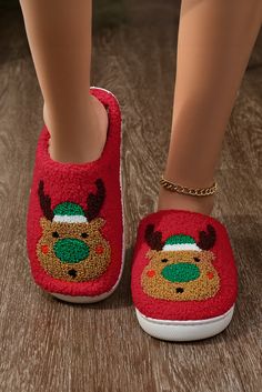 Stay warm and cozy this holiday season with our Fiery Red Christmas Reindeer Pattern Thick Sole Plush Slippers. The thick soles provide extra cushioning while the festive reindeer pattern adds a touch of holiday cheer. Made with soft plush material, these slippers will keep your feet happy and stylish. Size Chart (CM) Sizes Foot Length 6(37) 23 7(38) 24 8(39) 24 8.5(40) 25 9.5(41) 25 10(42) 26 11(43) 26 Size Chart (INCH) Sizes Foot Length 6(37) 9.1 7(38) 9.4 8(39) 9.4 8.5(40) 9.8 9.5(41) 9.8 10( Slippers Christmas, Moose Head, Reindeer Pattern, Fleece Headbands, Couples Modeling, Christmas Moose, Animal Slippers, Plush Slippers, Christmas Color