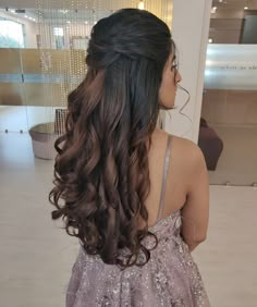 Half Open Hairstyles Indian, Hairstyles For Wedding Sider, Hairstyle For Wedding Sider, Half Up Half Down Hair Saree, Indian Wedding Siders Hairstyles, Siders Hairstyle Wedding, Hairstyles With Lehenga Open, Open Hairstyles Indian Wedding Lehenga, Hairstyles For Functions Indian