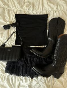 Black Boot Outfit, Ny Outfits, Instagram Outfits, Girl Fits, Summer Black, Country Outfits, Fashion Magazine