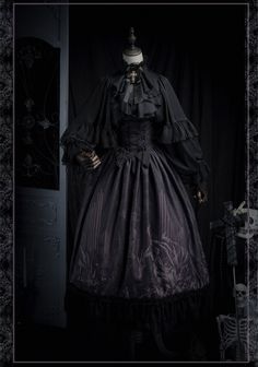 Victorian Gothic Fashion Dresses, Victorian Fashion Gothic, Black Dresses Victorian, 1900s Gothic Fashion, Formal Gothic Outfit, Victorian Gothic Aesthetic Outfit, Gothic Romantic Outfits, Gothic Dresses Victorian, Goth Victorian Outfits