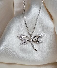 Brilla con elegancia atemporal. Nuestro collar de libélula de plata 925, adornado con brillantes diamantes de imitación Zirconias Cúbicas es el accesorio perfecto para cada ocasión. Elegant Silver Dragonfly Jewelry, Elegant Sterling Silver Dragonfly Necklace, Elegant Dragonfly Jewelry For Wedding, Elegant Sterling Silver Dragonfly Jewelry, Silver Dragonfly Jewelry, Soft Toothbrush, Jewelry Care Instructions, Body Shapers, Polish Jewelry