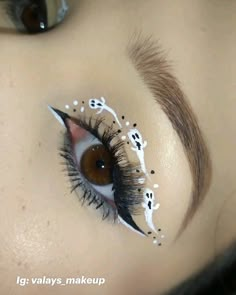 Delineado para halloween de fantasmas Ghostbusters Makeup, Ghost Eyeliner, Halloween Eyeliner, Ideas De Halloween, Halloween Costumes For Baby Boy, Liner Ideas, Graphic Makeup, Hallowen Costume