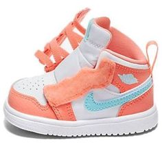 Best gifts for newborns/babies! (AJ1/SNKR/Mid Top/Basketball) Nike Baby Shoes, Baby Jordan Shoes, Gifts For Newborns, Baby Jordans, White Basketball Shoes, Jordans Girls, Newborn Shoes, Baby Nike