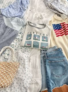 not my pin East Coast Beach Aesthetic Outfits, Classic New England Style Outfit, Coastal Cool Girl, Coastal Lifestyle Aesthetic, New England Clothing Style, New England Outfit Aesthetic, Summer I Turned Pretty Aesthetic Clothes, Coastal Granddaughter Outfits Winter, Cape Cod Aesthetic Outfits