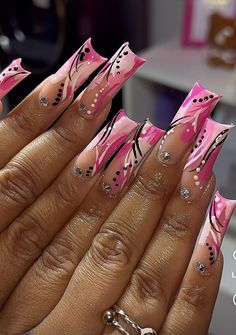 Pink Nail Freestyle, Y2k Nails Acrylic Long Pink, Long Acrylic Nails Chrome Hearts, Pink And Black Junk Nails, Uni Nails, Long Acrylic Nails With Butterfly Charms, Acrylic Nail Ideas, Poppin Nails