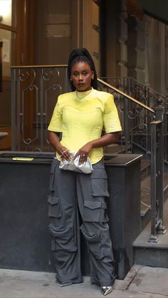 Metallic Mules Outfit, Trendy Spring Fashion 2023, Cream Cargo Pants Outfit Street Styles, Yellow And Grey Outfit, Grey Cargos, Grey Weather, Yellow Corset, Metallic Accessories, Chic Clothing Style