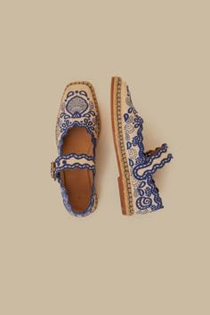 Blue Richelieu Ballerina Flat French Bohemian Style, Blue Shoes Outfit, Fun Shoes, Rio Brazil, Quoi Porter, Printed Dresses, Shoe Inspo, Flats Shoes, Blue Sandals