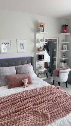 Pink room inspo, modern room inspo, pink room, luxury room, winter room, pink Christmas, pink bed Grey And Pink Bed Sheets, Pink Black White Bedroom, Gray Room Aesthetic, Pink Grey Bedroom, Room Inspo Modern, Room Inspo Pink, Pink Gray Bedroom, Dark Gray Bed, Pink Bed Sheets