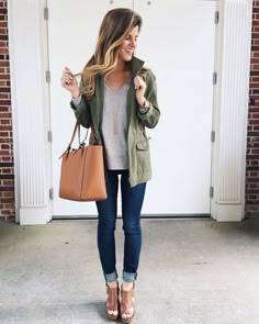 So confused by the weather today in Dallas - it was SO CHILLY! Anyway, this jacket is the perfect addition to any casual spring outfit for the occasional ransom chilly day + these wedges are 15% OFF... Looks Jeans, Casual Chique, Elegante Casual, School Looks, Outfit Trends, Spring Wardrobe, Looks Style, Spring Outfits Casual, Mode Inspiration