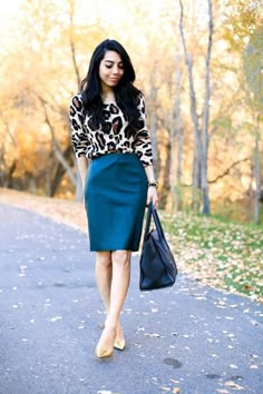 Leopard + blue Blue Pencil Skirt, Look Office, Office Outfit, Professional Attire, Looks Chic, Office Attire, Pencil Skirts, Blue Skirt