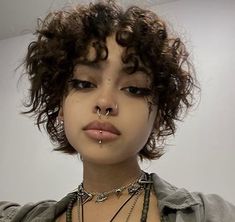 Short Grunge Hair Curly, 90s Grunge Hair Short, "bixie" Haircut 90s, Gay Haircut, Cute Short Haircuts, Pretty Ppl, Curly Hair Women, Hair Reference, Cut My Hair