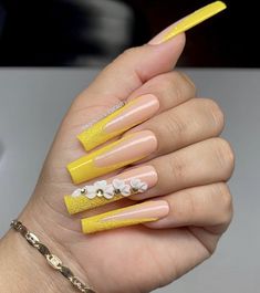 Acrylic Nails Yellow, Yellow Nails Design, Sunflower Nails, Beauty Nails Design, Cute Nail, Ombre Nail Designs, Almond Nail