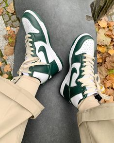 La Dunk High Spartan Green est disponible sur wethenew.com ➖ 📸 @wideawakearthquake Nike Branding, Sneaker Games, Genuine Leather Shoes