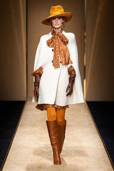 Luisa Spagnoli Otoño Invierno 2020-2021 Pret-A-Porter - Pasarela | Vogue España Knitwear Fashion 2020 2021, Knitwear Fashion 2020, Autumn Knitwear, Milano Fashion Week, Wearing A Hat, Outfits Winter, Fashion 2020, Vogue Paris, Looks Style