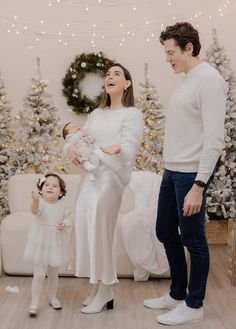 15+ Family Christmas Pictures Outfit Ideas | Stylish & Modern 2023 Family Christmas Pictures White Outfits, Simple Family Christmas Pictures, All White Christmas Photoshoot, Christmas Family Outfit Ideas, Christmas Photography Family Indoor, White Christmas Photo Shoot Family, New Years Family Photoshoot, Christmas Outfit Photoshoot, White Christmas Outfit Ideas