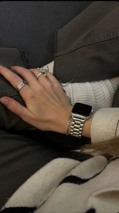 Watches Aesthetic Woman, Watching Series Aesthetic, Styling Apple Watch, Classy Apple Watch, Apple Watch Stack, Apple Watch Inspiration, Apple Watch Fashion, Apple Watch Se