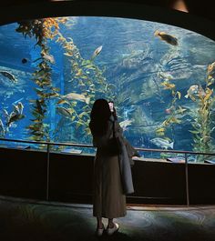 Girl posing in front an aquarium taking a picture of it Ripleys Aquarium Toronto, Toronto Aquarium, Toronto Pictures, Aquarium Photos, Aquarium Pictures, Toronto City, Water Aesthetic, Canada Toronto, Park Pictures