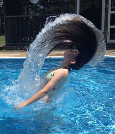 Water hair flip Hair Flip Reference, Hair In The Water Drawing, Hair Floating In Water, Girl In Water Reference, Water Hair Flip Photography, Water Hair Flip, Woman Floating In Water Drawing, Oc Hair