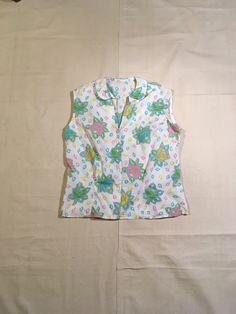 "1950s button up sleeveless blouse cotton peter pan collar v-neck straight hem 4 clear buttons, top button is at about sternum breast darts white w/gray, pink, blue, yellow, green atomic floral print in pastel shades good vintage condition, light wear no tag, see below measures, lying flat, shoulder-15\" chest-18\" waist-17\" hem-18\" length-21 1/2\"" Retro White Button-up Tops, 1950s Button Up Shirt, Vintage Button-up Top With Vintage Print, Retro Floral Print Button-up Top, Pastel Floral Pattern, Vintage Snap Button-up Tops, Blouse Cotton, Summer Blouse, Cocktail Dress Vintage