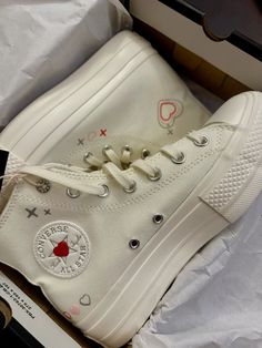 #converse #converseshoes #converseallstar #valentines #heart #white #hearts Valentines Converse, Heart Converse, Tenis Converse, Pretty Sneakers, Converse White