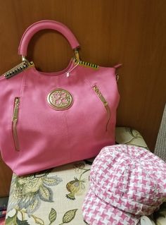 Ladies Fashion Pink Handbag With Gold Hardware Pink Large Capacity Shoulder Bag For Errands, Pink Large Capacity Handheld Hobo Bag, Pink Large Capacity Hobo Bag For Daily Use, Pink Large Capacity Handheld Shoulder Bag, Pink Large Capacity Hobo Tote Bag, Large Capacity Pink Hobo Tote Bag, Pink Handheld Shoulder Bag With Large Capacity, Trendy Pink Rectangular Hobo Bag, Pink Fashion Bags With Zipper Closure