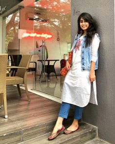 Kurti With Jeans, Look Hippie Chic, Looks Jeans, Casual Indian Fashion, Long Kurti Designs, Office Wear Women, Outfits Dress, Salwar Kamiz, Trendy Dress Outfits