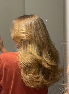 Long Blonde Hair With Layers And Bangs Face Framing, Balayage Hair With Lowlights, Frizzy Blonde Hair, Honey Dirty Blonde Hair, Butter Hair Color, Blonde Caramel Hair, Vacation Hairstyles, Summer Haircuts, Honey Blonde Hair