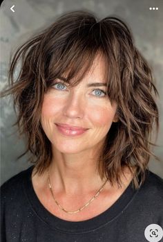 Choppy Bob Hairstyles For Fine Hair, Messy Bob Hairstyles, Haircuts For Medium Length Hair, Tousled Bob, Shaggy Short Hair, Layered Haircuts For Medium Hair, Stylish Hairstyles, Messy Short Hair, Mom Hairstyles