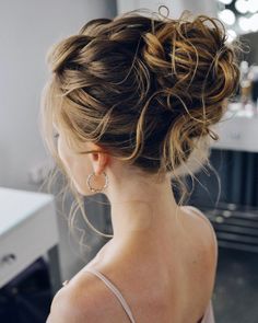 Wedding Updos, Mother Of The Bride Hair, Short Hair Lengths, Best Wedding Hairstyles, High Curly Bun, Wedding Updos For Short Hair, Updos For Short Hair, Curly Bun